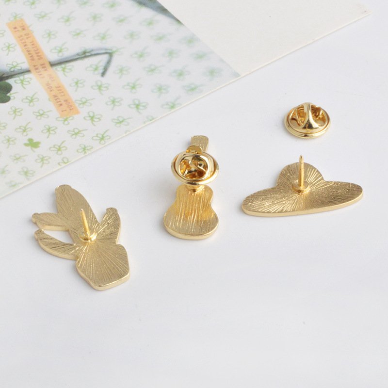 Hot dripping oil brooch