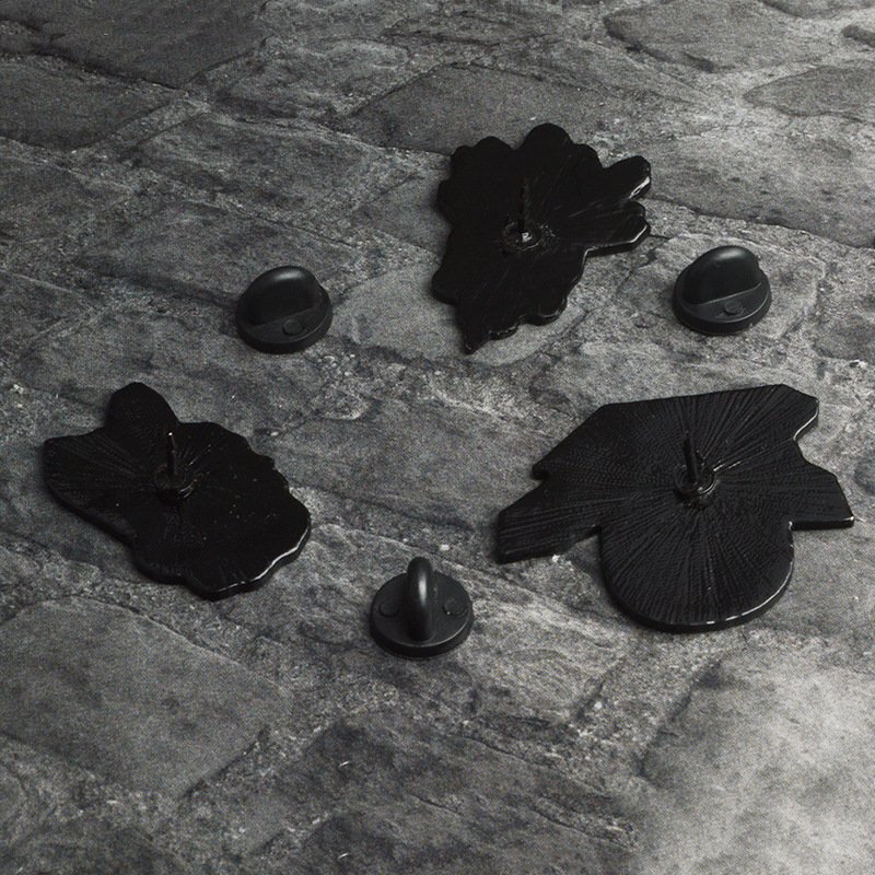 Alloy skull badge brooch