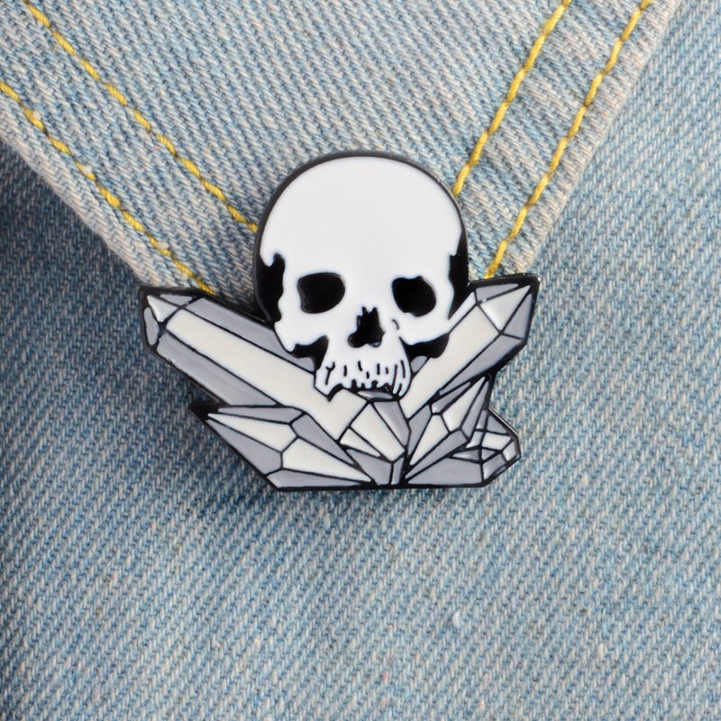 Alloy skull badge brooch